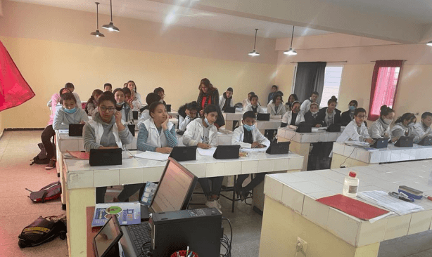 Salle de classe d'un collège équipé par DBM, un ordinateur portable par poste