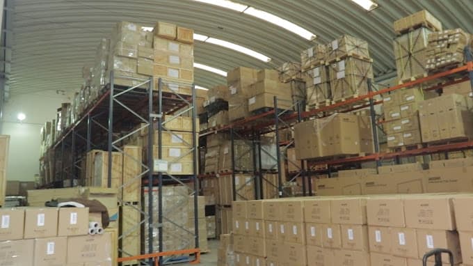 Racks de stock et cartons ACCENT dans l'entrepôt en zone franche