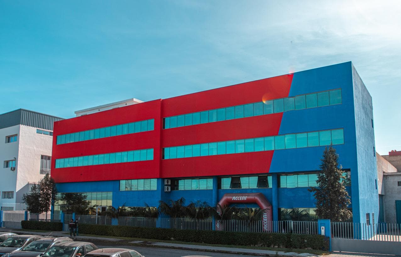 Façade du siège du groupe à Mohammedia, aux couleurs ACCENT