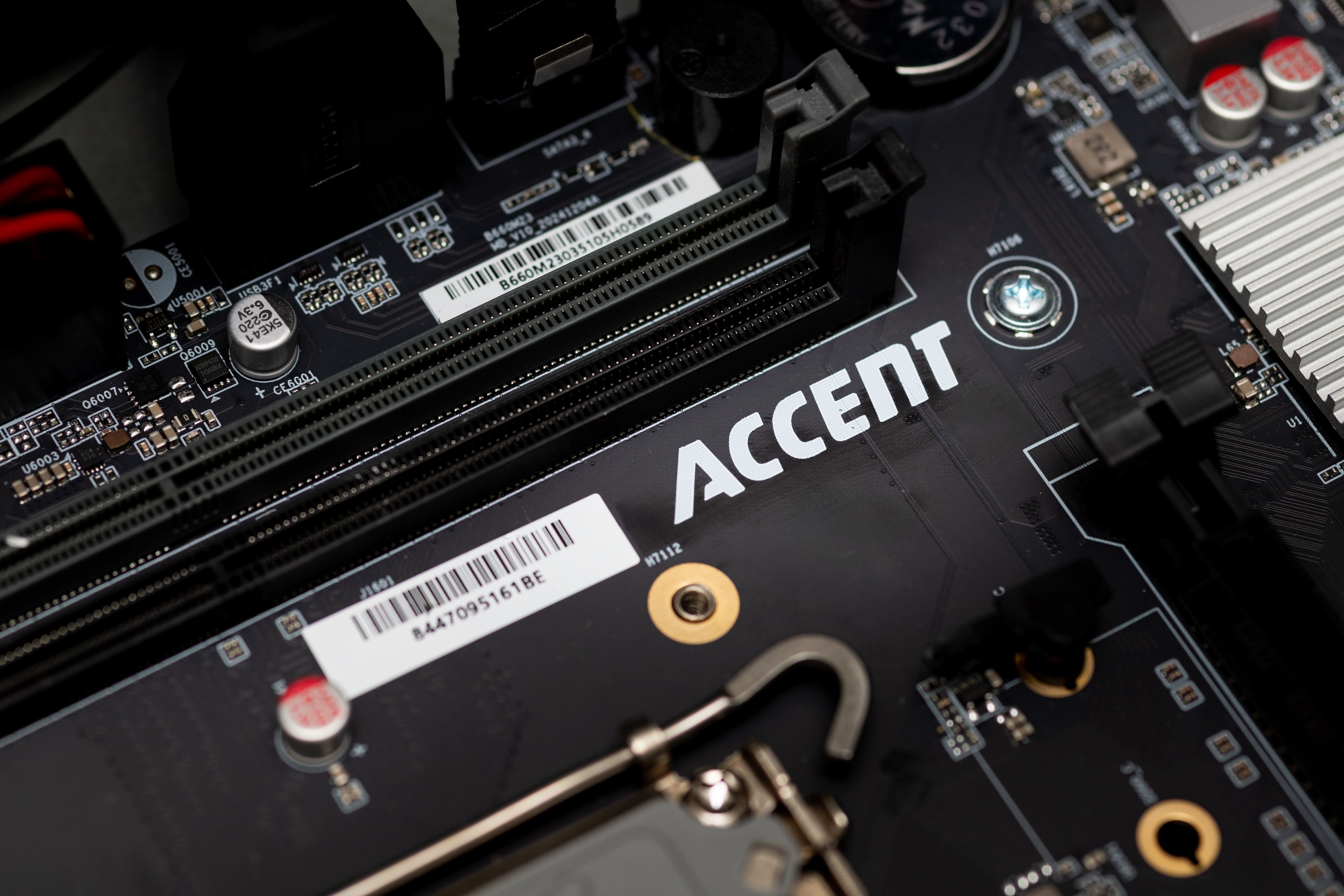 Carte mère ACCENT assemblée à Mohammedia, gros plan sur la sérigraphie