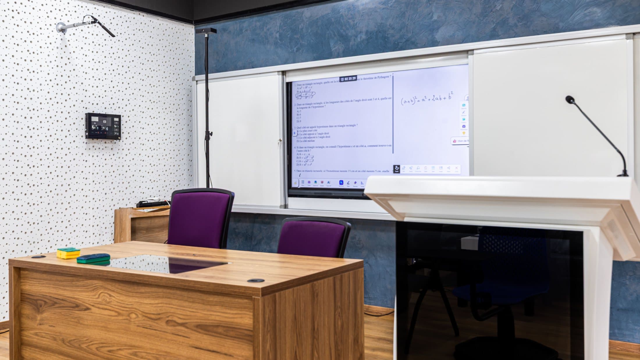 Salle de cours équipée d'un écran interactif et d'un pupitre, captation intégrée