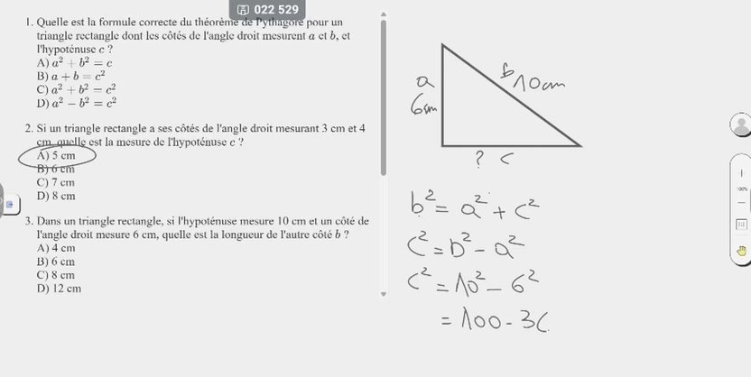 Cours de mathématiques sur le théorème de Pythagore, avec un triangle et des formules écrits à la main par l’enseignant.