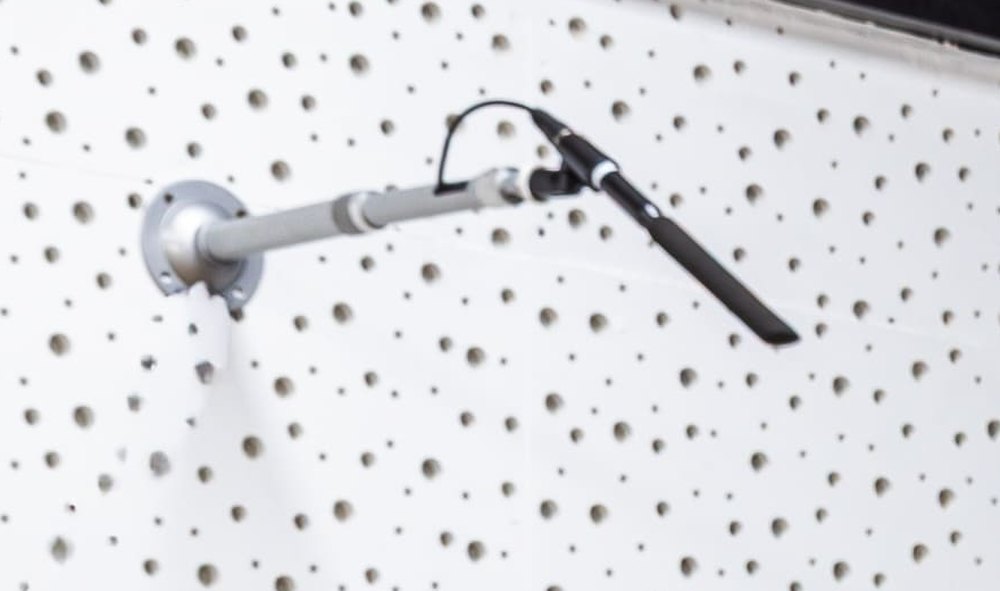Le micro sur perche, fixé au mur.
